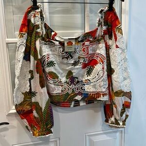 Farm Rio beautiful top size smalll, puffy sleeves.